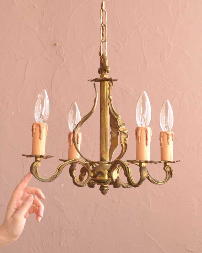 シャンデリア　照明・ライティング　フランスで見つけたアンティーク真鍮製シャンデリア（4灯）（E17シャンデリア球付）。。(k-3765-z)