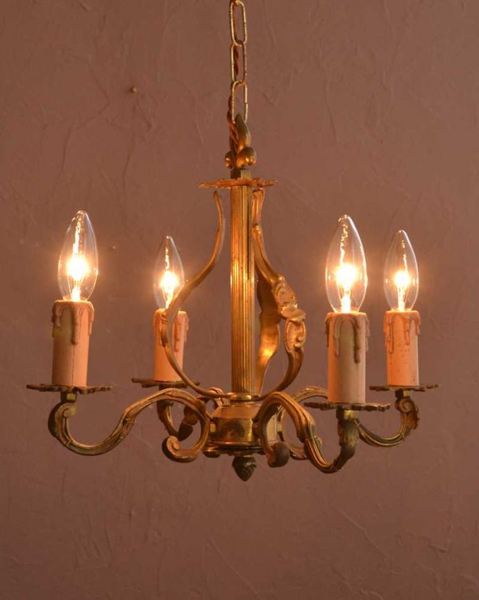 シャンデリア　照明・ライティング　フランスで見つけたアンティーク真鍮製シャンデリア（4灯）（E17シャンデリア球付）。。(k-3765-z)