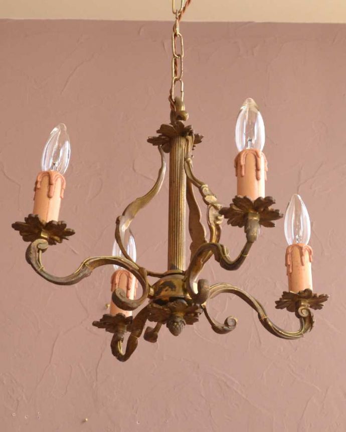 シャンデリア　照明・ライティング　フランスで見つけたアンティーク真鍮製シャンデリア（4灯）（E17シャンデリア球付）。。(k-3765-z)