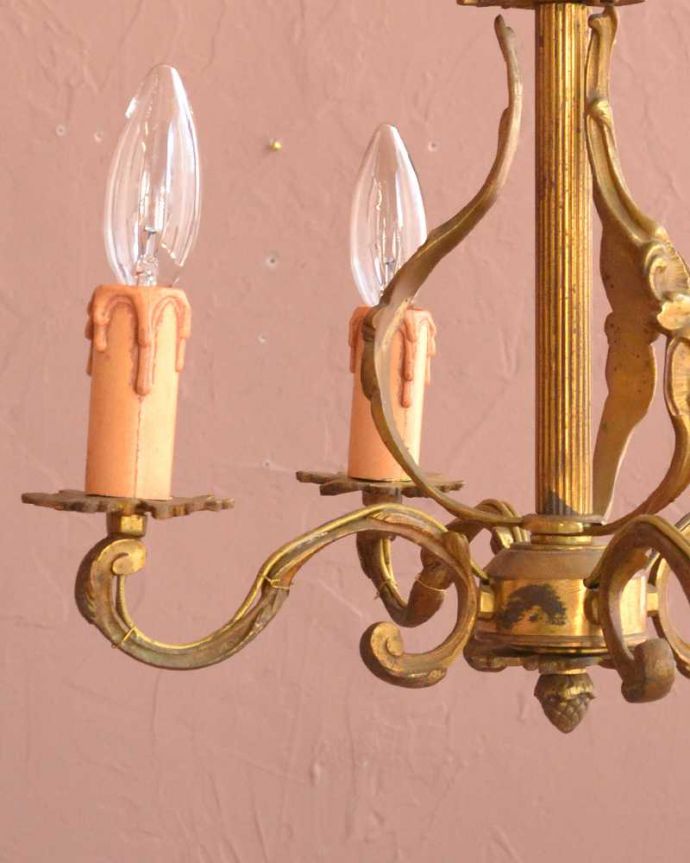 シャンデリア　照明・ライティング　フランスで見つけたアンティーク真鍮製シャンデリア（4灯）（E17シャンデリア球付）。。(k-3765-z)