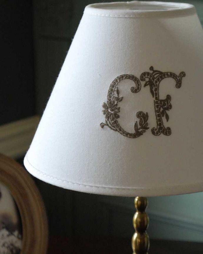 スタンドライト　照明・ライティング　イギリスから届いた真鍮製のアンティークテーブルランプ(１灯)(E17シャンデリア球付き)。。(k-3766-z)