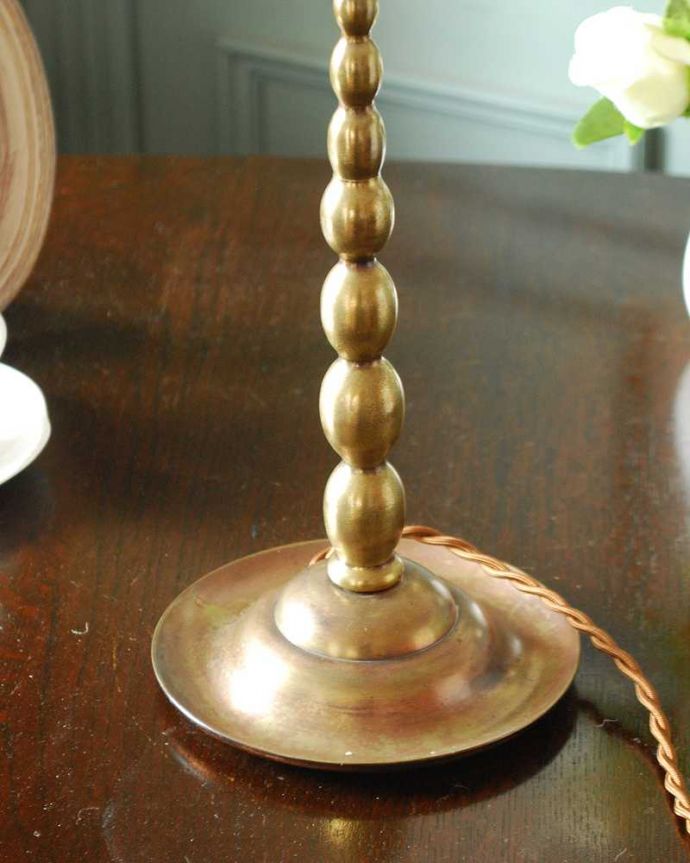 スタンドライト　照明・ライティング　イギリスから届いた真鍮製のアンティークテーブルランプ(１灯)(E17シャンデリア球付き)。。(k-3766-z)