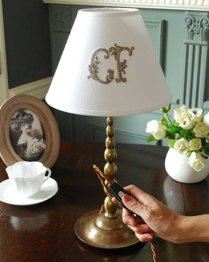 スタンドライト　照明・ライティング　イギリスから届いた真鍮製のアンティークテーブルランプ(１灯)(E17シャンデリア球付き)。。(k-3766-z)