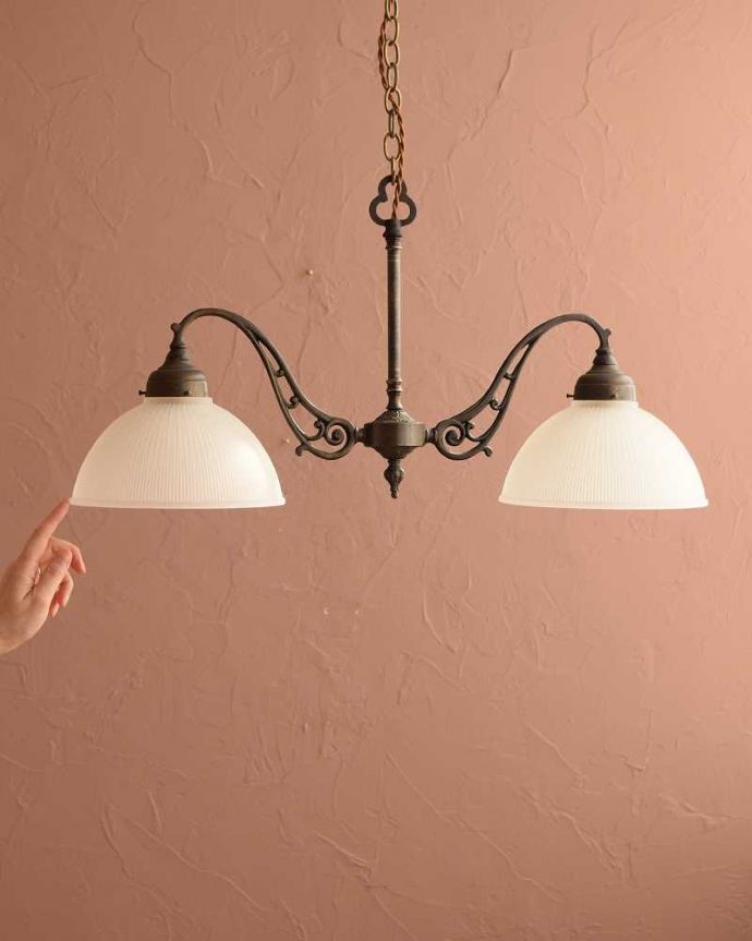 シャンデリア　照明・ライティング　シェード付きのイギリスアンティークシャンデリア(2灯)（Ｅ17シャンデリア球付）。。(k-3768-z)