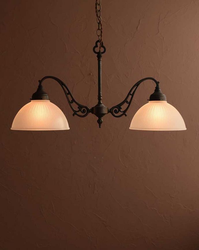 シャンデリア　照明・ライティング　シェード付きのイギリスアンティークシャンデリア(2灯)（Ｅ17シャンデリア球付）。。(k-3768-z)