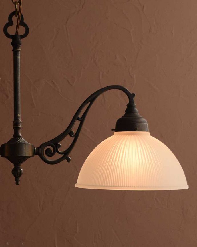 シャンデリア　照明・ライティング　シェード付きのイギリスアンティークシャンデリア(2灯)（Ｅ17シャンデリア球付）。。(k-3768-z)