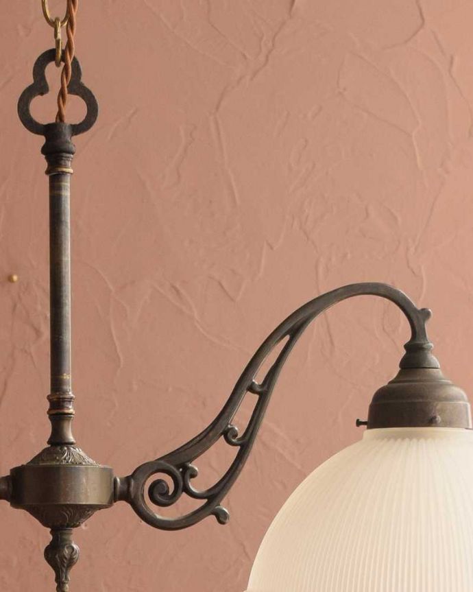 シャンデリア　照明・ライティング　シェード付きのイギリスアンティークシャンデリア(2灯)（Ｅ17シャンデリア球付）。。(k-3768-z)