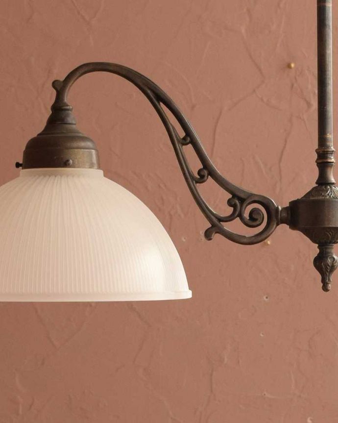 シャンデリア　照明・ライティング　シェード付きのイギリスアンティークシャンデリア(2灯)（Ｅ17シャンデリア球付）。。(k-3768-z)