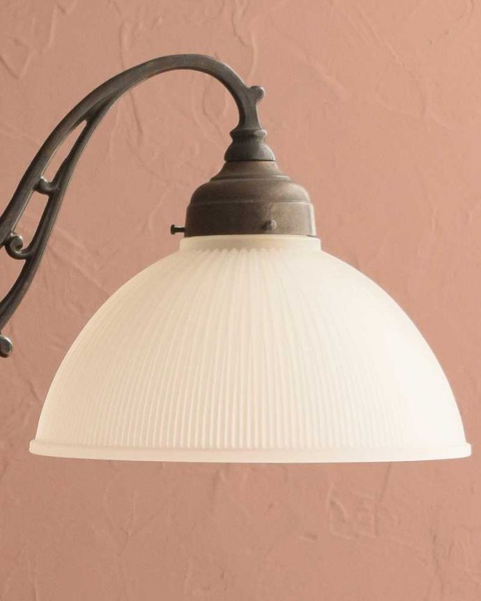 シャンデリア　照明・ライティング　シェード付きのイギリスアンティークシャンデリア(2灯)（Ｅ17シャンデリア球付）。。(k-3768-z)