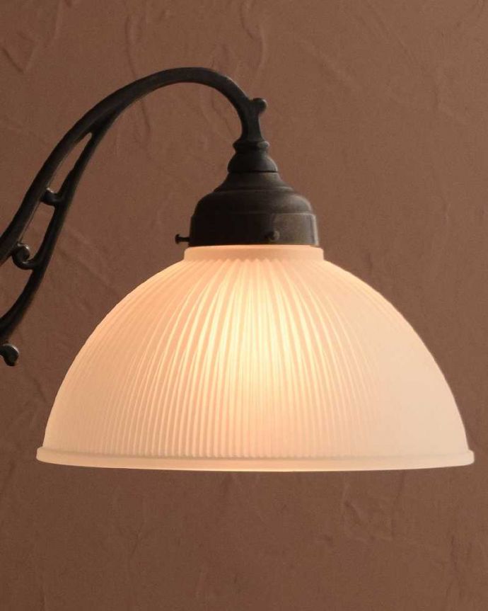 シャンデリア　照明・ライティング　シェード付きのイギリスアンティークシャンデリア(2灯)（Ｅ17シャンデリア球付）。。(k-3768-z)