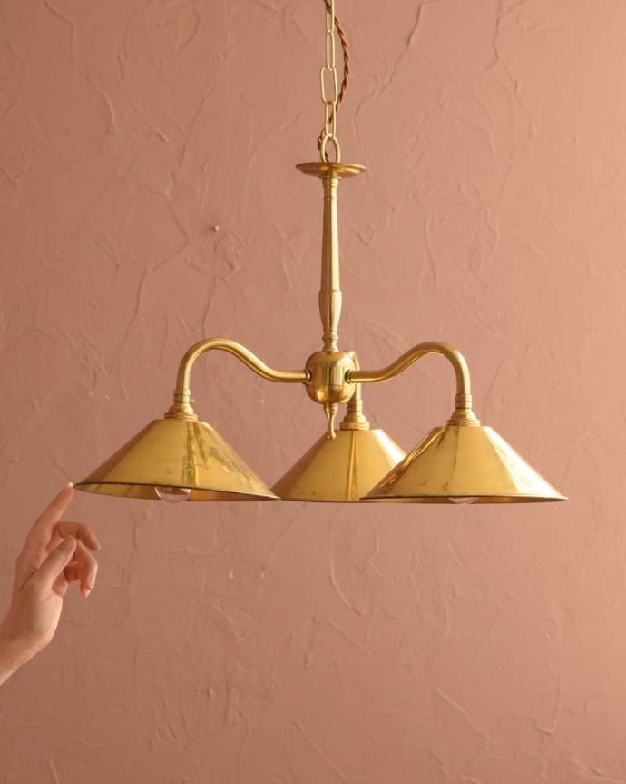 シャンデリア　照明・ライティング　ゴールドの高級感たっぷりなイギリスアンティークシャンデリア(3灯)（Ｅ26球付） 。。(k-3770-z)