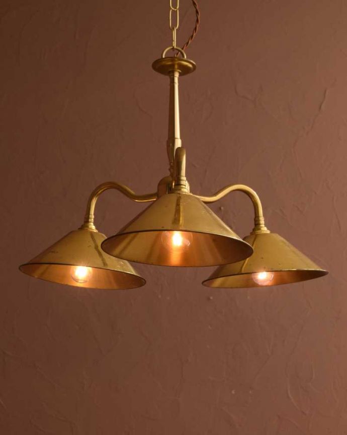 シャンデリア　照明・ライティング　ゴールドの高級感たっぷりなイギリスアンティークシャンデリア(3灯)（Ｅ26球付） 。。(k-3770-z)