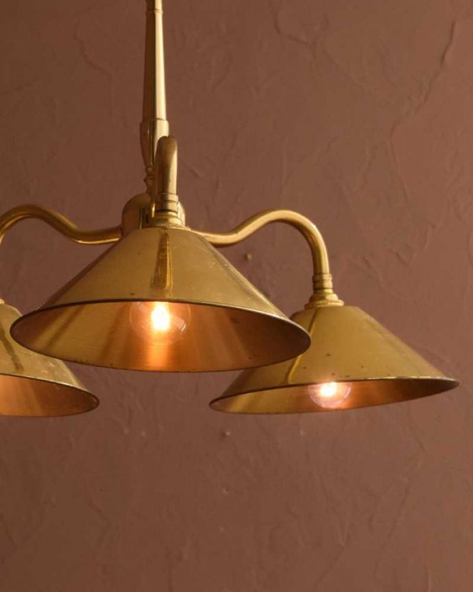 シャンデリア　照明・ライティング　ゴールドの高級感たっぷりなイギリスアンティークシャンデリア(3灯)（Ｅ26球付） 。。(k-3770-z)