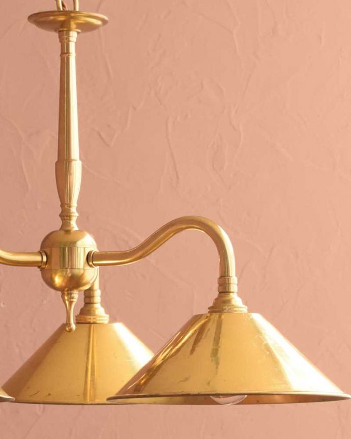 シャンデリア　照明・ライティング　ゴールドの高級感たっぷりなイギリスアンティークシャンデリア(3灯)（Ｅ26球付） 。。(k-3770-z)