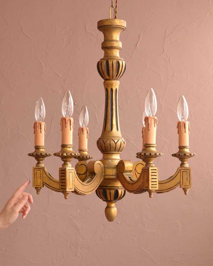 アンティークの木製シャンデリア