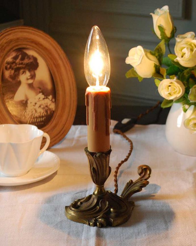 スタンドライト　照明・ライティング　イギリスで見つけた真鍮製のアンティークテーブルランプ（Ｅ17シャンデリア球付）。。(k-3772-z)