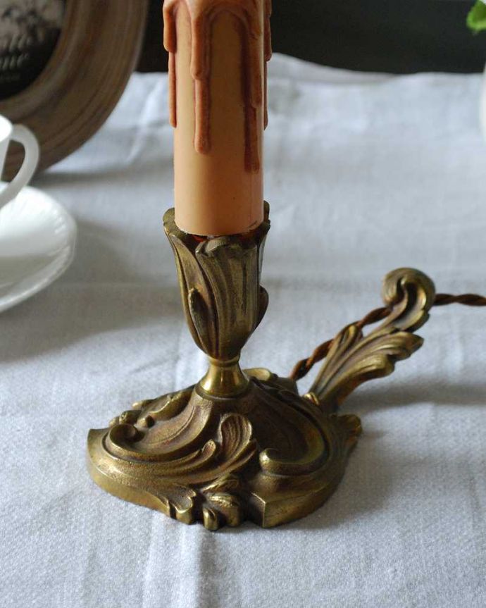 スタンドライト　照明・ライティング　イギリスで見つけた真鍮製のアンティークテーブルランプ（Ｅ17シャンデリア球付）。。(k-3772-z)