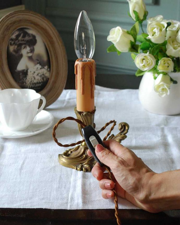 スタンドライト　照明・ライティング　イギリスで見つけた真鍮製のアンティークテーブルランプ（Ｅ17シャンデリア球付）。。(k-3772-z)