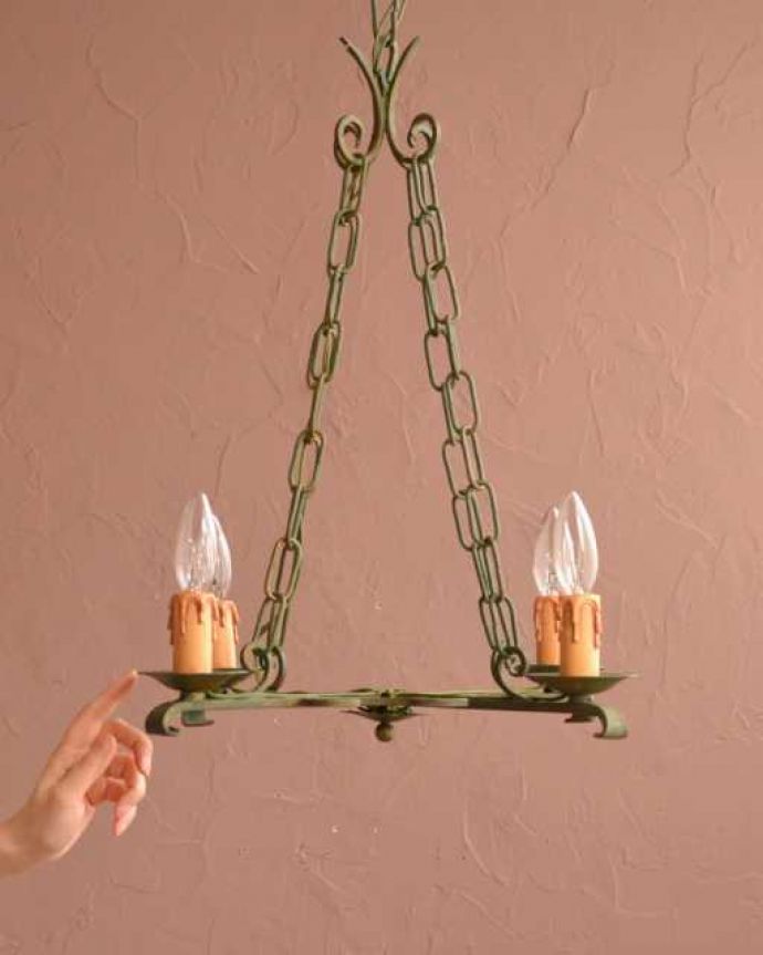 シャンデリア　照明・ライティング　ほんのり色づいた若草色が爽やかなアンティークのシャンデリア（4灯）。。(k-3773-z)