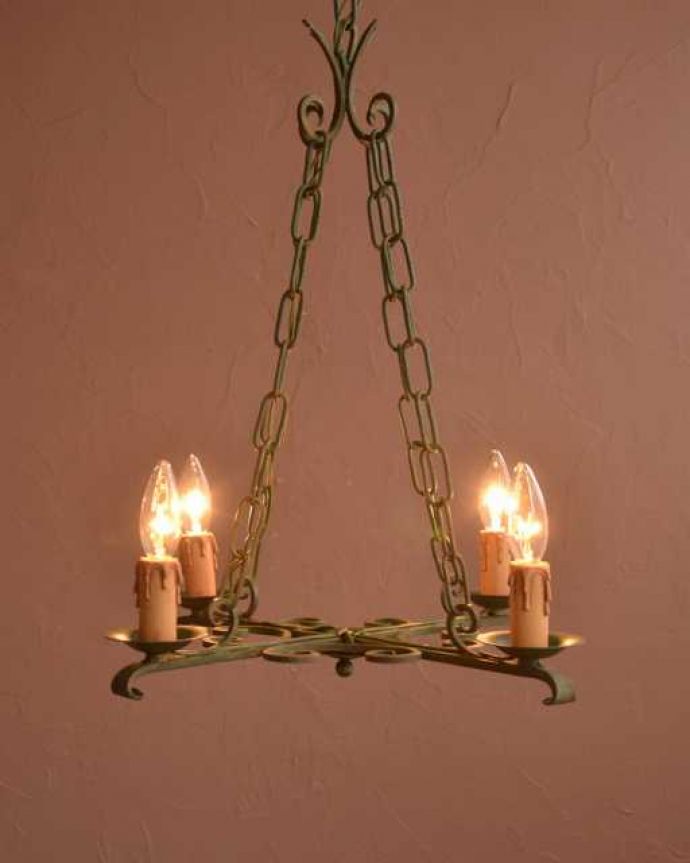 シャンデリア　照明・ライティング　ほんのり色づいた若草色が爽やかなアンティークのシャンデリア（4灯）。。(k-3773-z)