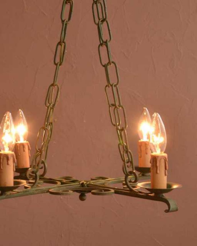 シャンデリア　照明・ライティング　ほんのり色づいた若草色が爽やかなアンティークのシャンデリア（4灯）。。(k-3773-z)