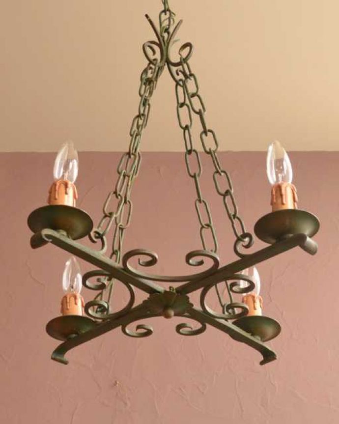 シャンデリア　照明・ライティング　ほんのり色づいた若草色が爽やかなアンティークのシャンデリア（4灯）。。(k-3773-z)