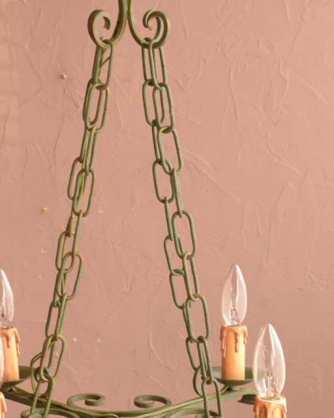 シャンデリア　照明・ライティング　ほんのり色づいた若草色が爽やかなアンティークのシャンデリア（4灯）。。(k-3773-z)