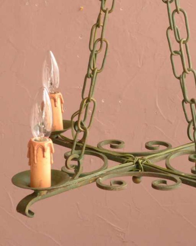 シャンデリア　照明・ライティング　ほんのり色づいた若草色が爽やかなアンティークのシャンデリア（4灯）。。(k-3773-z)