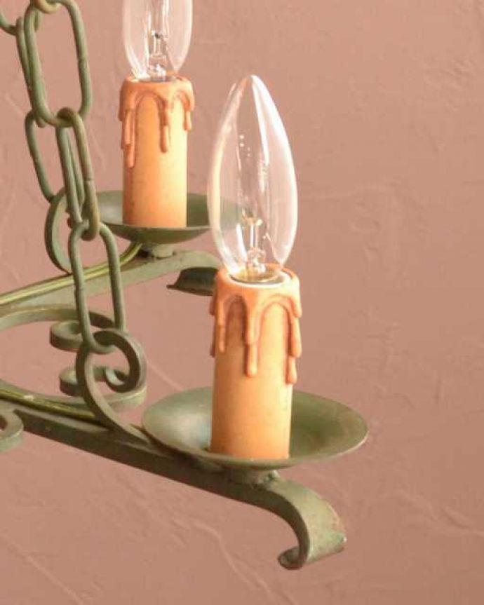 シャンデリア　照明・ライティング　ほんのり色づいた若草色が爽やかなアンティークのシャンデリア（4灯）。。(k-3773-z)