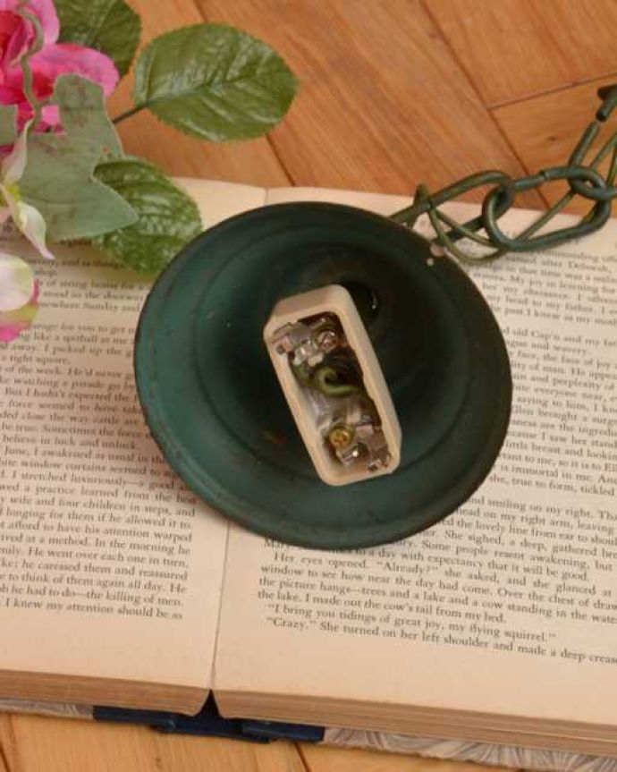 シャンデリア 照明・ライティング ほんのり色づいた若草色が爽やかなアンティークのシャンデリア(4灯)。引っ掛けタイプです自分でも取り付け出来る引っ掛けシーリング仕様で加工してあります。(k-3773-z)