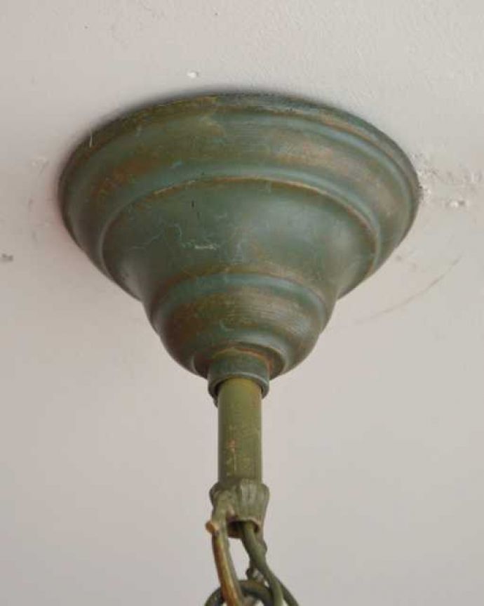 シャンデリア 照明・ライティング ほんのり色づいた若草色が爽やかなアンティークのシャンデリア(4灯)。カバーも付いています。(k-3773-z)