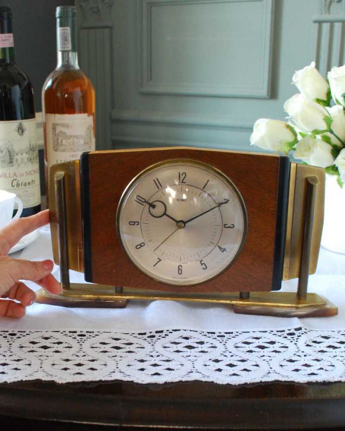 アンティーク その他の雑貨 アンティーク雑貨 置くだけでお洒落なインテリアになる英国で見つけたアンティーク置き時計。アンティークらしい独特のデザインアンティークなので多少のキズ・汚れがある場合があります。(k-3776-z)