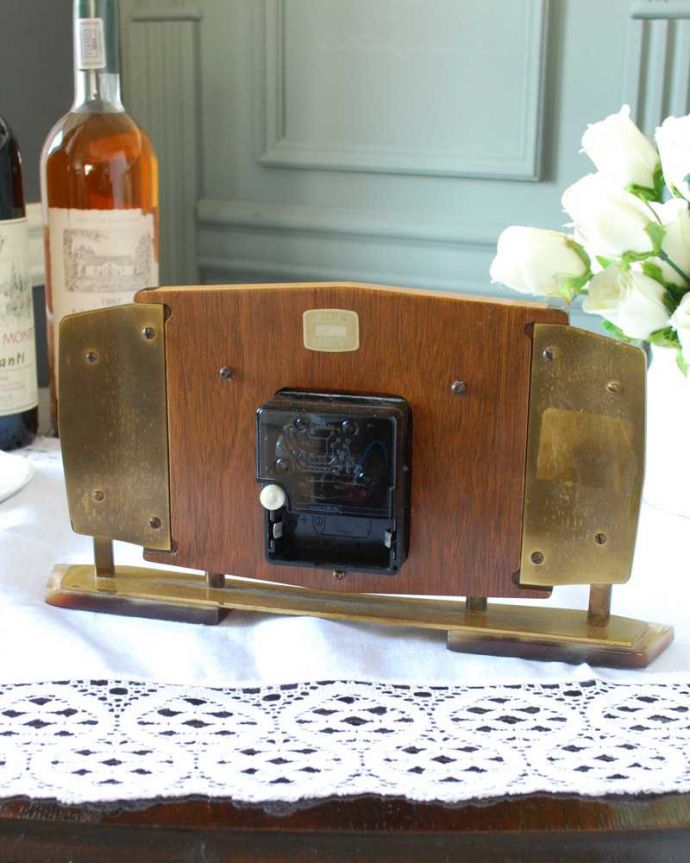 アンティーク その他の雑貨 アンティーク雑貨 置くだけでお洒落なインテリアになる英国で見つけたアンティーク置き時計。裏から見ると・・・クオーツは新しく交換しました。(k-3776-z)