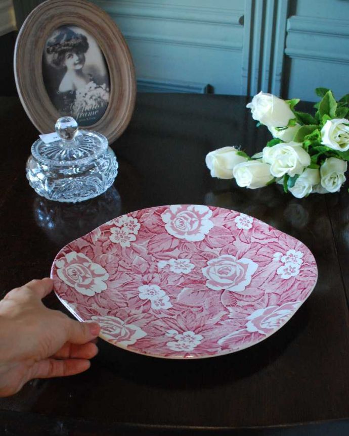 バーレイ食器 アンティーク雑貨 大きなダマスクローズと桜草が華やかなバーレイ社のビクトリアンチンツB&Bプレート 。現在も日常使いされるB&Bプレートディナー皿代わりにも使える大きなサイズ。(k-3792-z)