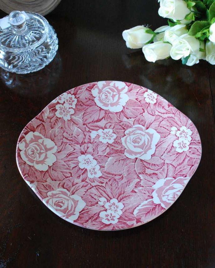 バーレイ食器 アンティーク雑貨 大きなダマスクローズと桜草が華やかなバーレイ社のビクトリアンチンツB&Bプレート 。上から見るとこんな感じです状態のいいものだけを選んでいますが、アンティークなのでキズや欠けがある場合があります。(k-3792-z)
