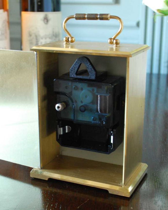 アンティーク その他の雑貨 アンティーク雑貨 イギリスで見つけた持ち手が付いたアンティーク置き時計。裏から見ると・・・クオーツは新しく交換しました。(k-3801-z)