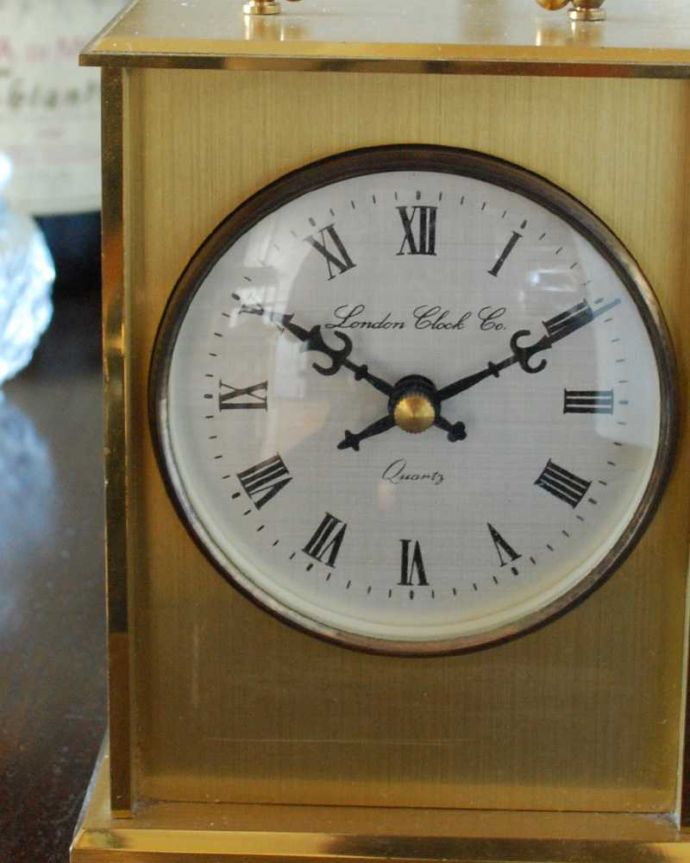 アンティーク その他の雑貨 アンティーク雑貨 イギリスで見つけた持ち手が付いたアンティーク置き時計。タイムスリップさせてくれる優しい文字盤アンティークの時計は、文字盤が何とも言えない優しい雰囲気。(k-3801-z)