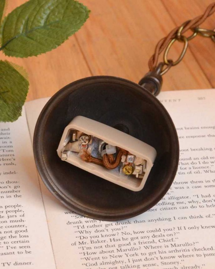 シャンデリア　照明・ライティング　お花模様が描かれたイギリスアンティークのハンギングボウル(Ｅ26球付き)。引っ掛けタイプです自分でも取り付け出来る引っ掛けシーリング仕様で加工してあります。(k-3808-z)