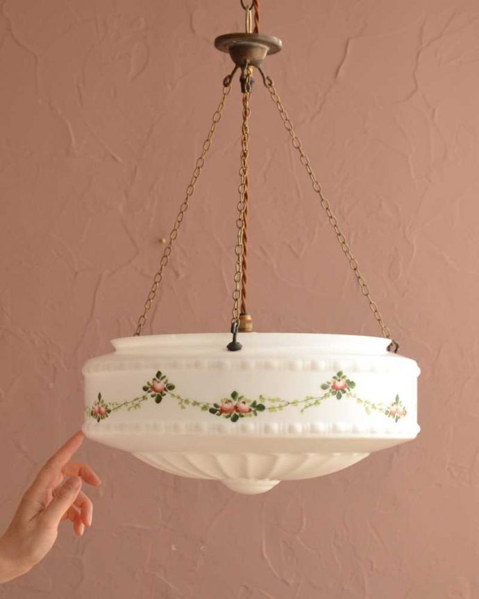 シャンデリア　照明・ライティング　バラのガーランドが描かれたイギリスアンティークのハンギングボウル(Ｅ26球付き)。。(k-3809-z)