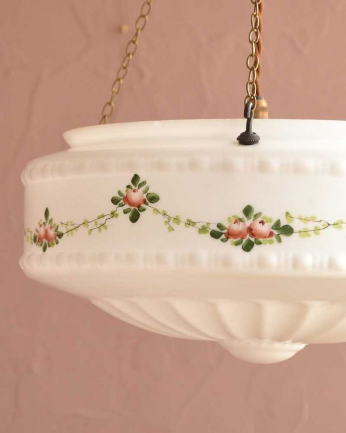 シャンデリア　照明・ライティング　バラのガーランドが描かれたイギリスアンティークのハンギングボウル(Ｅ26球付き)。。(k-3809-z)