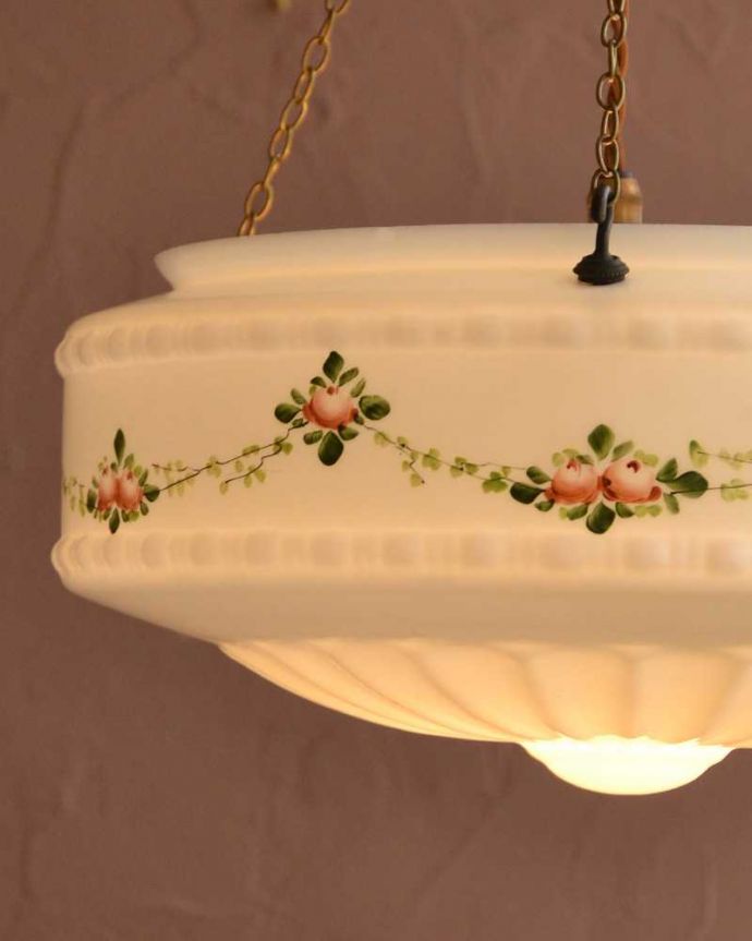 シャンデリア　照明・ライティング　バラのガーランドが描かれたイギリスアンティークのハンギングボウル(Ｅ26球付き)。。(k-3809-z)