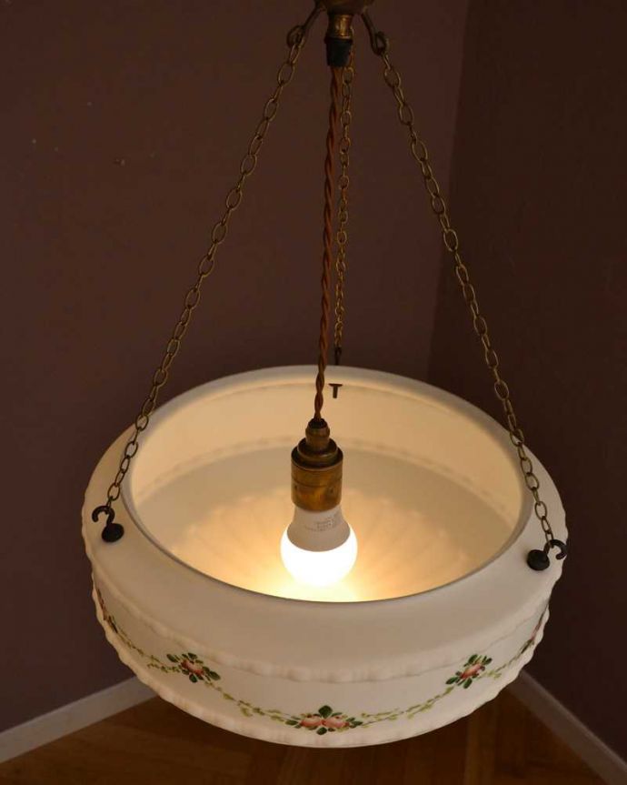 シャンデリア　照明・ライティング　バラのガーランドが描かれたイギリスアンティークのハンギングボウル(Ｅ26球付き)。。(k-3809-z)