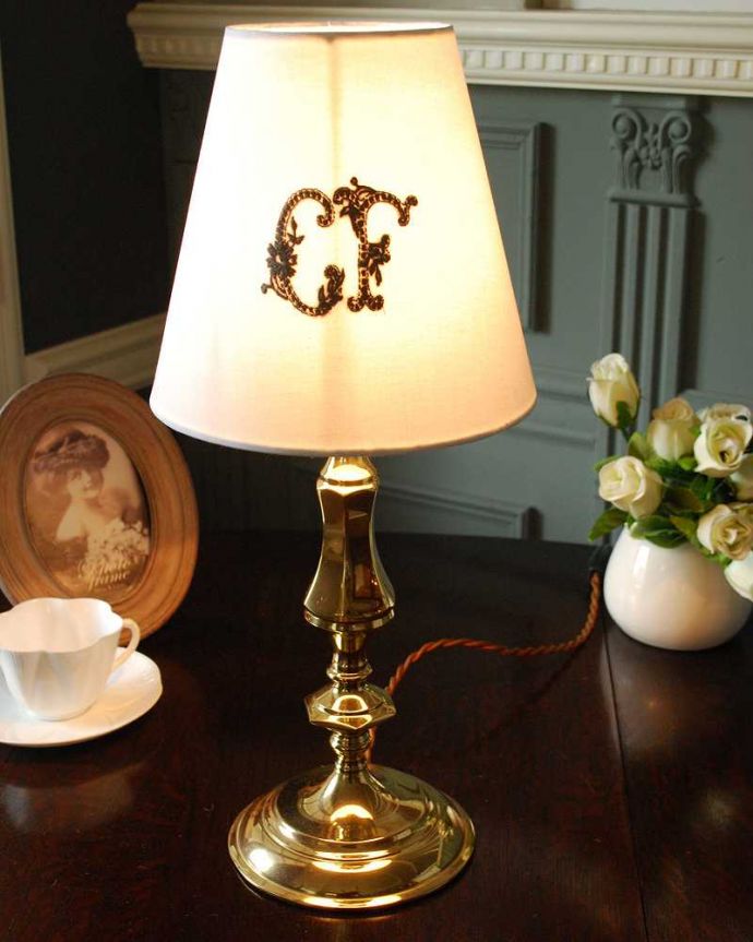 スタンドライト　照明・ライティング　真鍮のゴールド色がキラっと輝くアンティークテーブルランプ(E17シャンデリア球付き) 。。(k-3810-z)