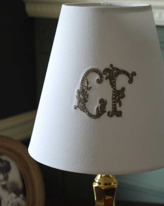 スタンドライト　照明・ライティング　真鍮のゴールド色がキラっと輝くアンティークテーブルランプ(E17シャンデリア球付き) 。。(k-3810-z)