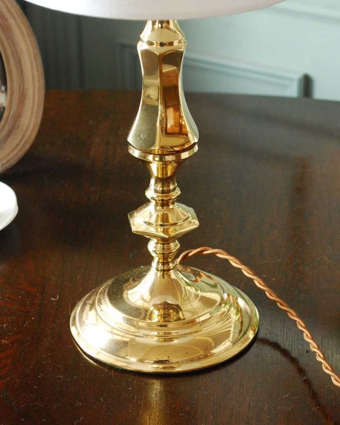 スタンドライト　照明・ライティング　真鍮のゴールド色がキラっと輝くアンティークテーブルランプ(E17シャンデリア球付き) 。。(k-3810-z)