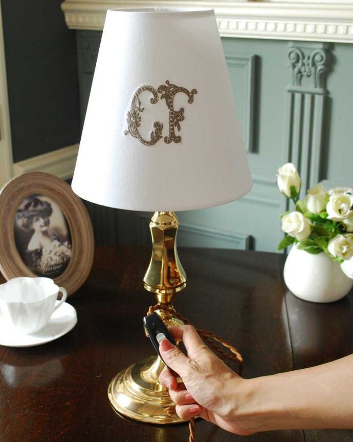 スタンドライト　照明・ライティング　真鍮のゴールド色がキラっと輝くアンティークテーブルランプ(E17シャンデリア球付き) 。。(k-3810-z)