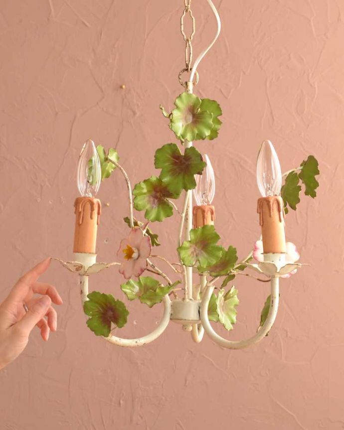 シャンデリア　照明・ライティング　お花×リーフが素敵なアンティークシャンデリア(３灯)（E17シャンデリア球付）。。(k-3811-z)