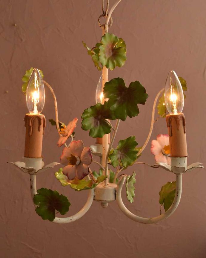 シャンデリア　照明・ライティング　お花×リーフが素敵なアンティークシャンデリア(３灯)（E17シャンデリア球付）。。(k-3811-z)
