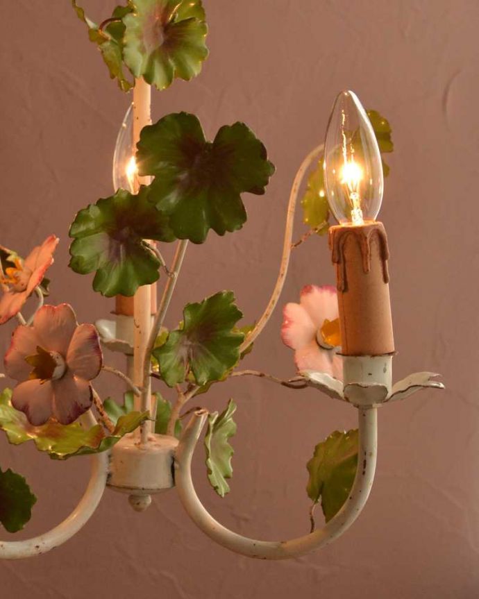 シャンデリア　照明・ライティング　お花×リーフが素敵なアンティークシャンデリア(３灯)（E17シャンデリア球付）。。(k-3811-z)