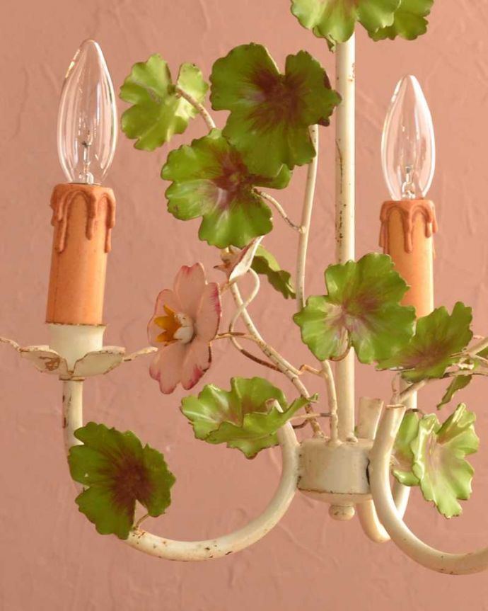 シャンデリア　照明・ライティング　お花×リーフが素敵なアンティークシャンデリア(３灯)（E17シャンデリア球付）。。(k-3811-z)
